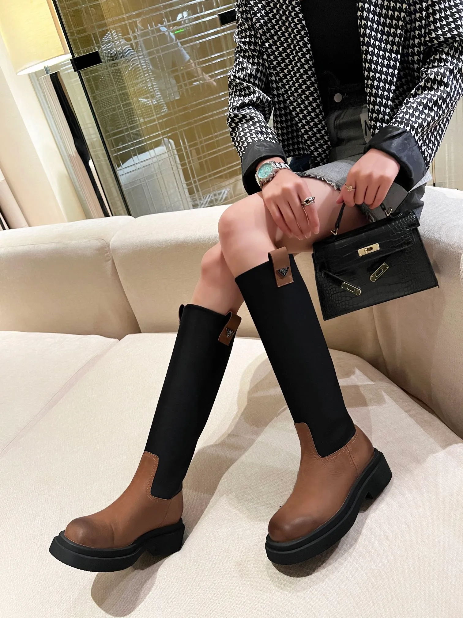👟👟Ex-factory price 720👟👟 PRADA Classic Triangle Logo Slip-On Women's Boots...a series that cannot be bought in winter, it is definitely this year's big hit! ! So good looking! Prada boots are really amazing! The upper toes are generous and the legs are slimming. The whole series uses a variety of imported materials: polished and waxed calfskin, open-edge beaded cowhide, cow suede and high mercerization, and water-dyed sheepskin on the inside! ! The foam base is lightweight and comfortable! 35-41